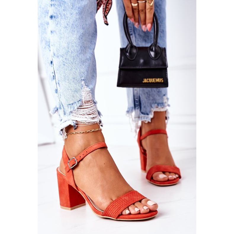 PS1 Sandales Vanessa en daim orange sur un bar 2