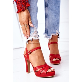 PW1 Sandales Anastasia rouges élégantes sur un bar 2