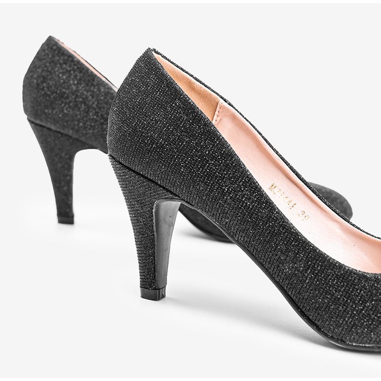 Escarpins noirs brillants sur un talon aiguille Zarila le noir 1