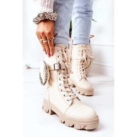 PS1 Des travailleurs chaleureux avec des reins beiges me regardent 2