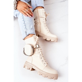 PS1 Des travailleurs chaleureux avec des reins beiges me regardent 1