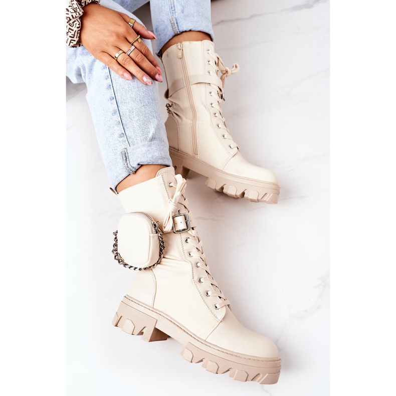 PS1 Des travailleurs chaleureux avec des reins beiges me regardent 1