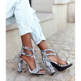 PS1 Sandales noires sur une barre avec un motif de serpent Folly gris 2