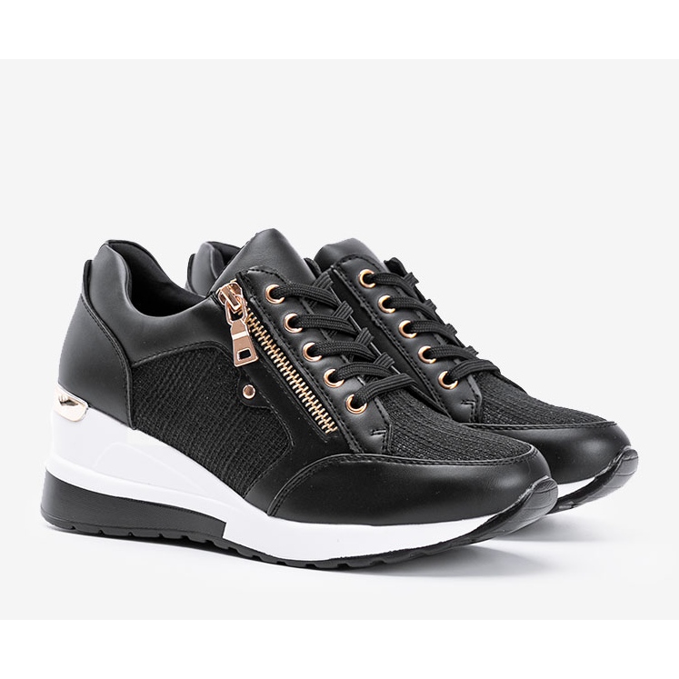 Baskets noires brillantes sur le coin The Moment le noir 1 Baskets noires brillantes sur le coin The Moment le noir 1