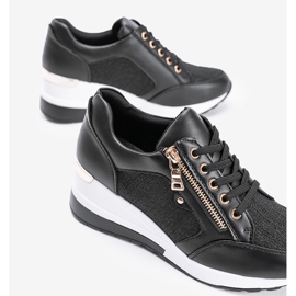 Baskets noires brillantes sur le coin The Moment le noir 2 Baskets noires brillantes sur le coin The Moment le noir 2