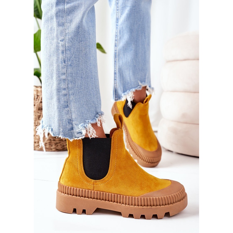 Mulanka Les travailleurs du daim sur la plate-forme jaune viennent avec moi 1