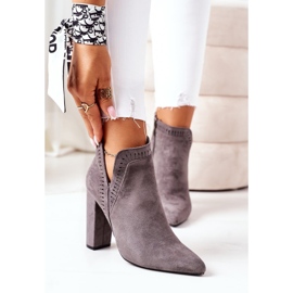Bottes chaudes sur un poteau gris Sally 2