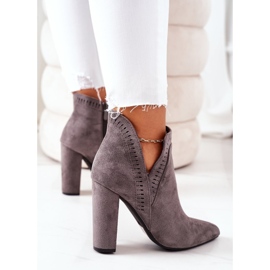 Bottes chaudes sur un poteau gris Sally 1
