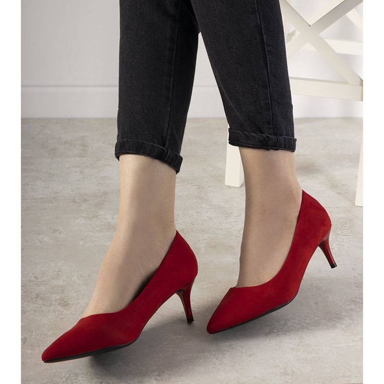 Escarpins rouges sur un talon bas par Ferri 1