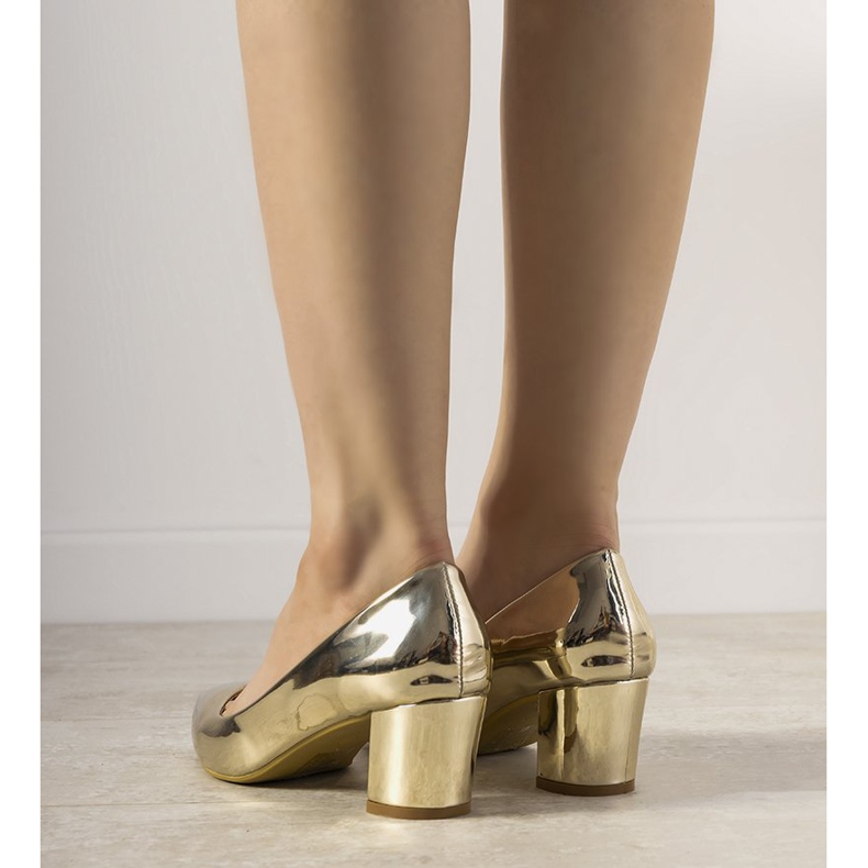 Escarpins en or sur le pilier Harye d'or 2
