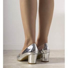 Escarpins argentés sur le poste de Harye 2 Escarpins argentés sur le poste de Harye 2