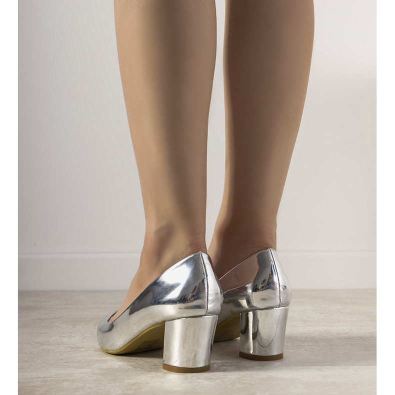 Escarpins argentés sur le poste de Harye 2 Escarpins argentés sur le poste de Harye 2