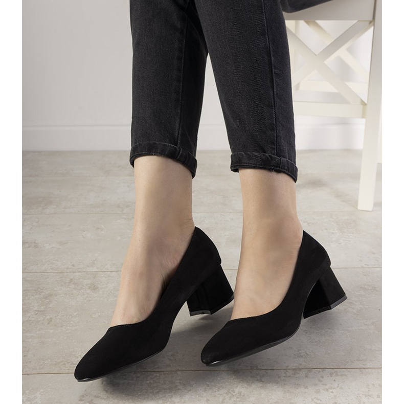 Escarpins noirs sur le poste Always 1