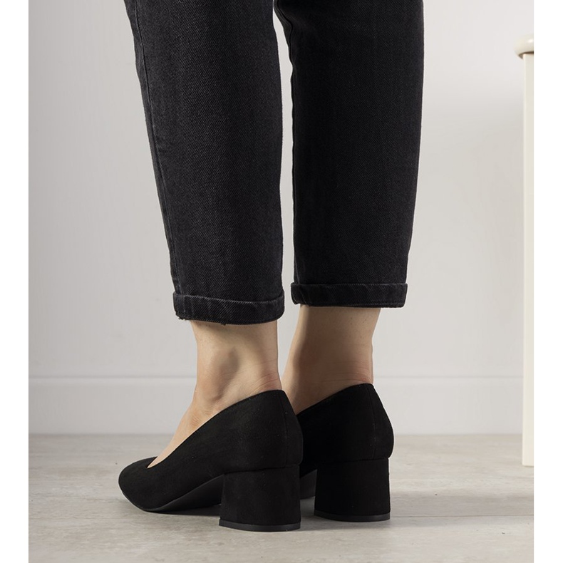 Escarpins noirs sur le poste Always 2