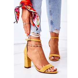 PS1 Sandales en daim jaune Florence sur un bar 3