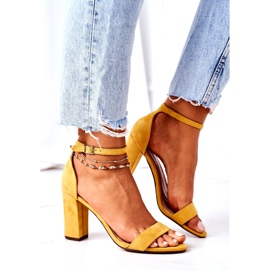 PS1 Sandales en daim jaune Florence sur un bar 5