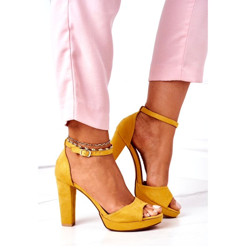 Sandales en daim des femmes sur le post jaune 3