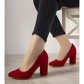 Escarpins rouges sur le poste Selva 1