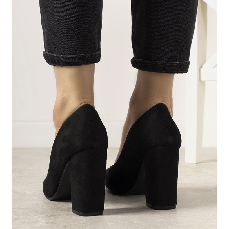 Escarpins noirs sur le poteau Selva 1