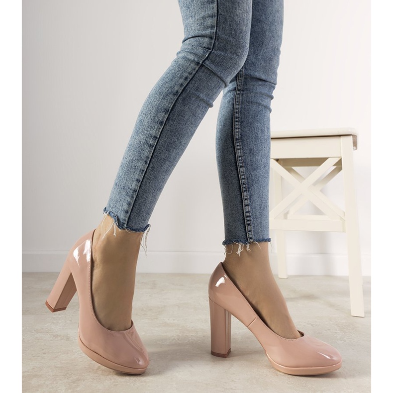 Escarpins laqués roses sur le pilier Bellisima 1