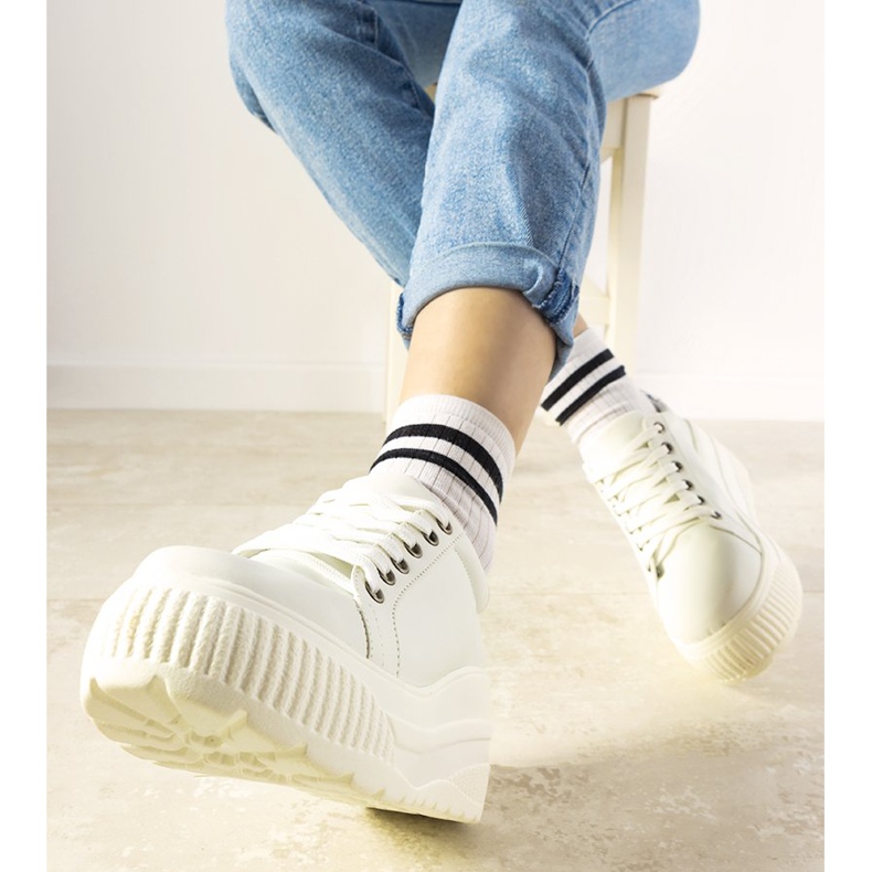 Baskets de sport blanches avec une semelle haute 1