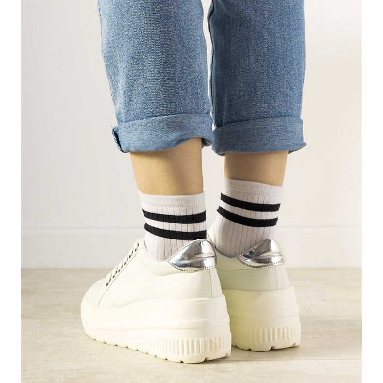 Baskets de sport blanches avec une semelle haute 2