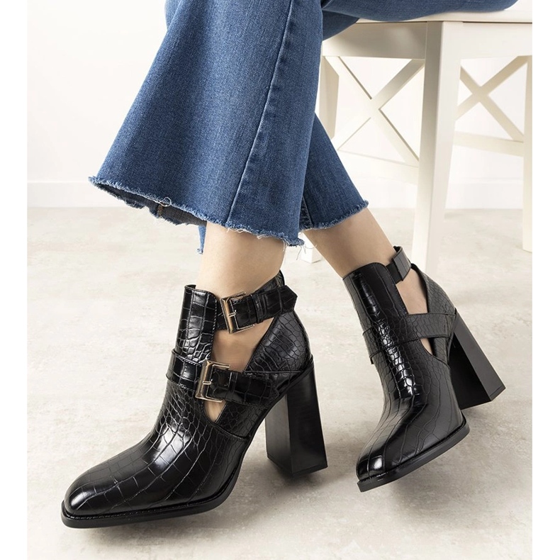 Bottines noires sur poteau motif peau de crocodile Maybelle 2