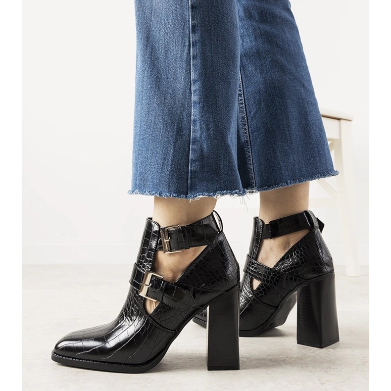 Bottines noires sur poteau motif peau de crocodile Maybelle 1
