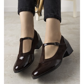 Escarpins marron sur pilier avec bout manam verni brun 1