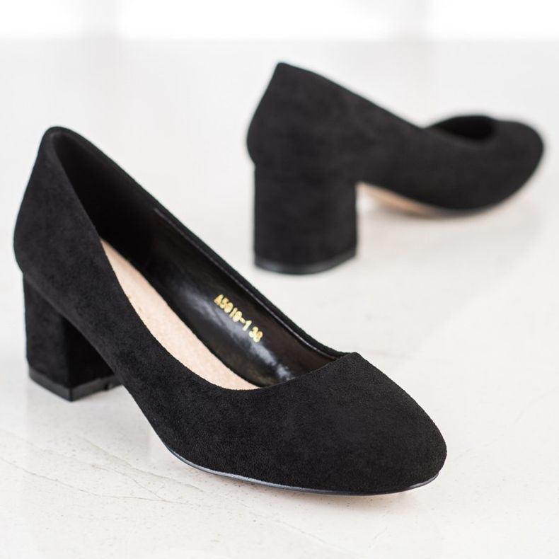 Sabatina Pompes sur un large pilier le noir 1