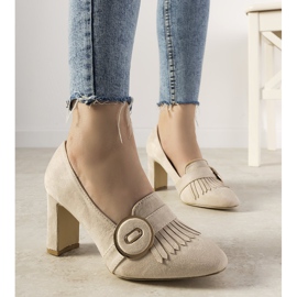 Escarpins beiges sur pilier avec boucle Promise 1