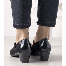 Escarpins noirs sur un pilier avec un bout de dessert verni 1