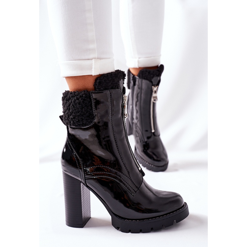 Bottes Noires Laquées Sur Un Poteau Arleston 1