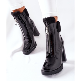 Bottes Noires Laquées Sur Un Poteau Arleston 2