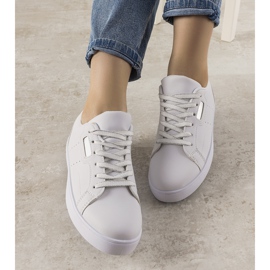 Baskets blanches et argentées de Boomshom 1