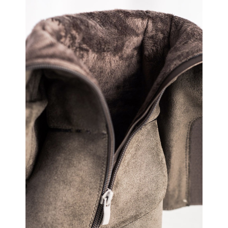 M.Daszyński Bottes élégantes sur un poteau gris 1