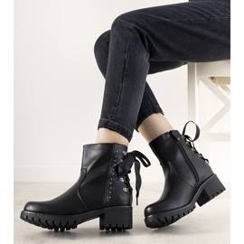 Bottes noires avec un nœud de Sally le noir 1