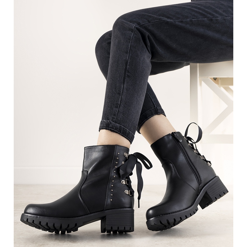 Bottes noires avec un nœud de Sally le noir 1