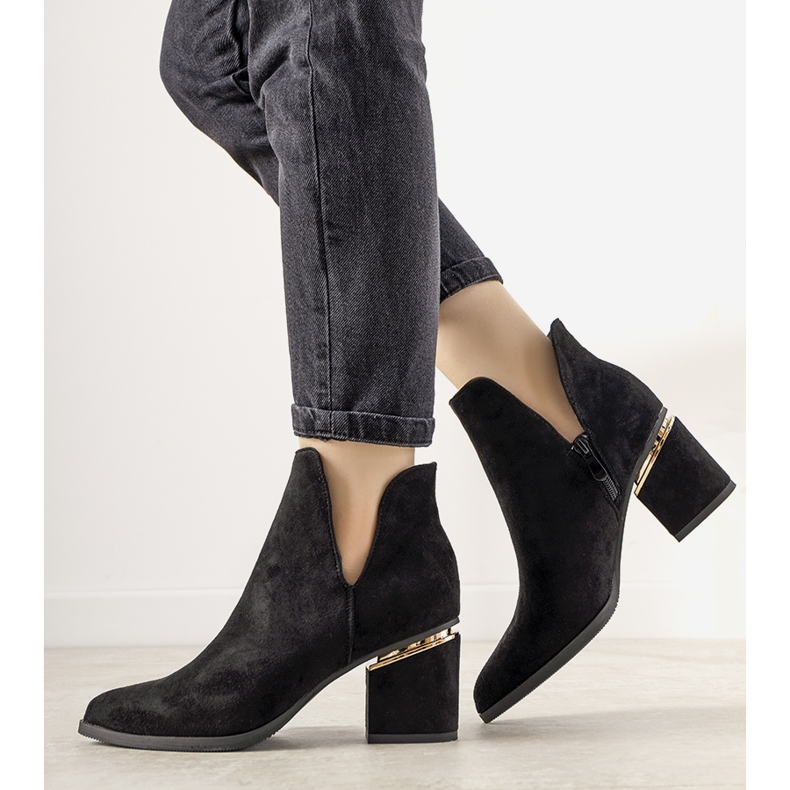 Bottines noires élégantes avec découpes de Josie 1