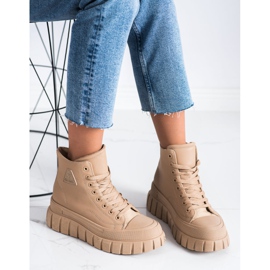 SHELOVET Baskets avec cuir écologique sur la plate-forme beige 2