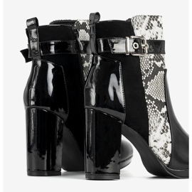 Bottines noires sur le post Peggie 1