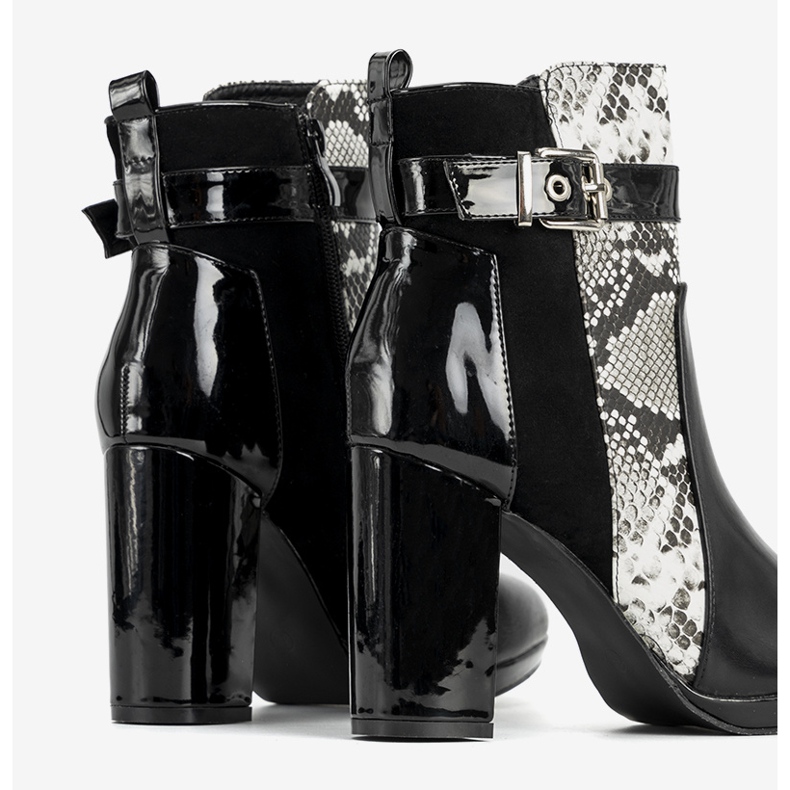 Bottines noires sur le post Peggie 1