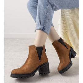 Bottes camel sur le poste de Cissy brun 2