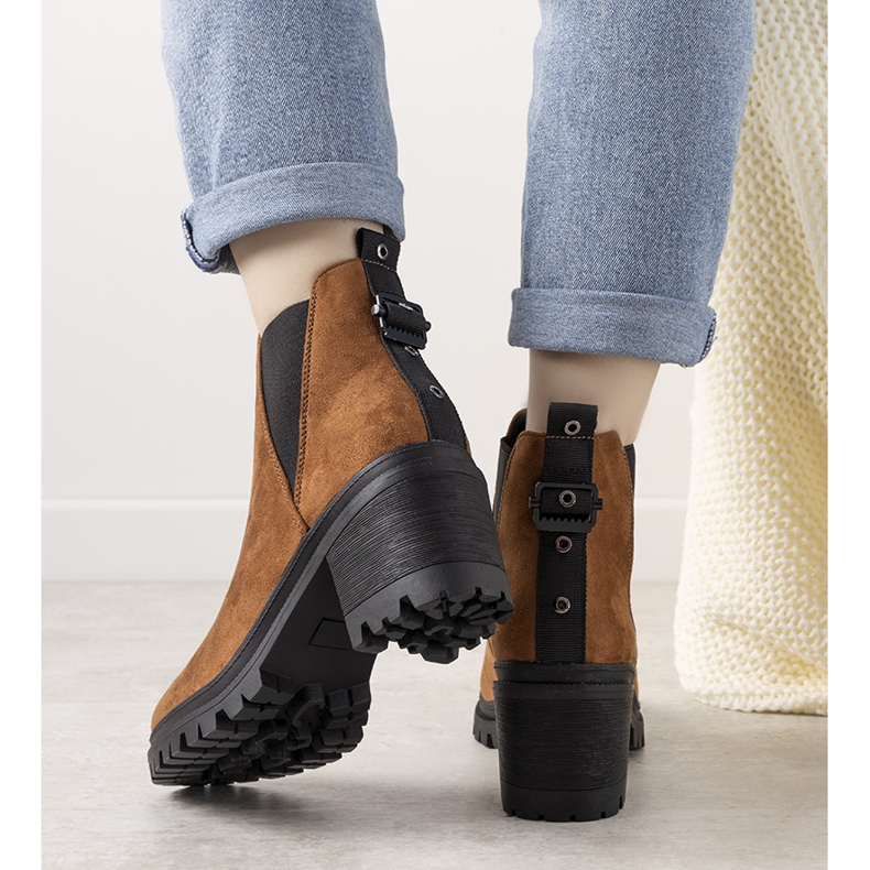 Bottes camel sur le poste de Cissy brun 1