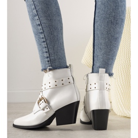 Boots Jodhpur blanches à boucle et clous Rubio 1