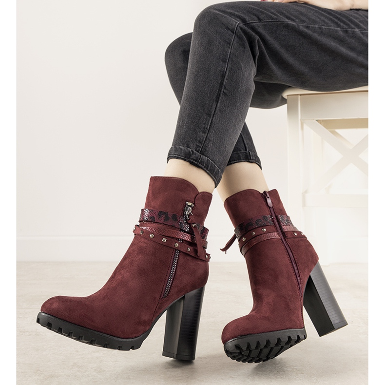 Bottines femme Barella en daim marron sur le poteau rouge 1