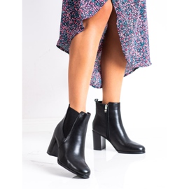 Renda Bottes noires classiques sur un poteau le noir 2