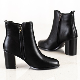 Renda Bottes noires classiques sur un poteau le noir 3