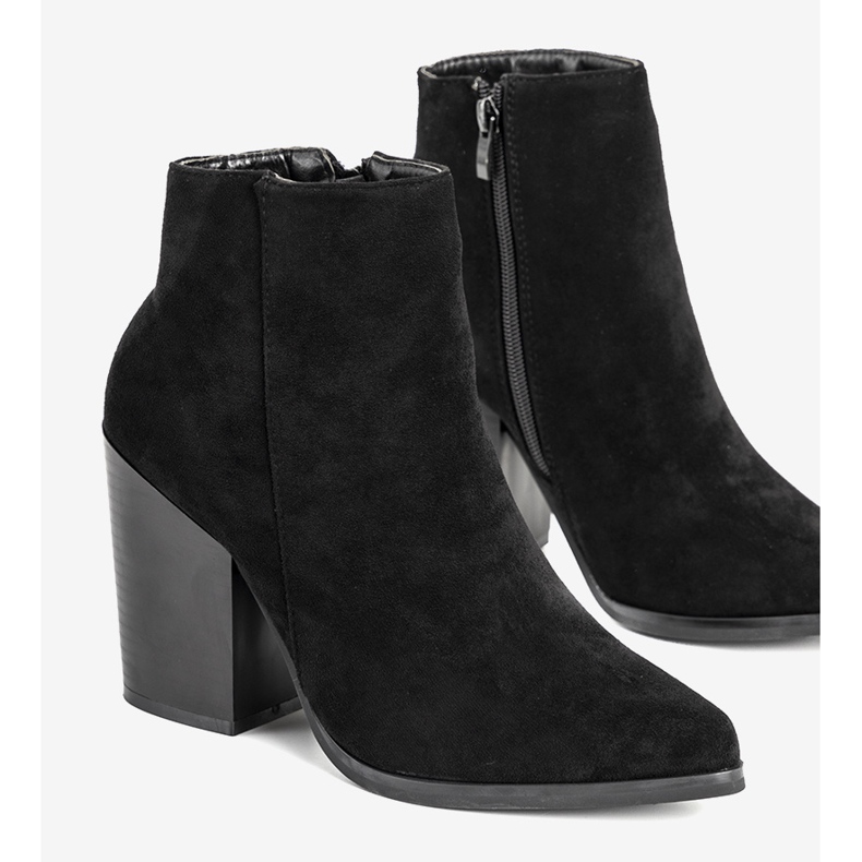 Bottines noires sur le poste de Milady le noir 1