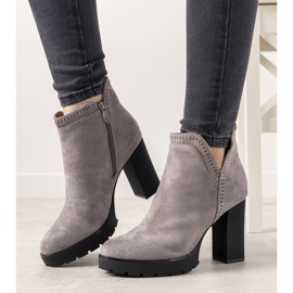 Bottes grises sur le poteau Bushido 1 Bottes grises sur le poteau Bushido 1